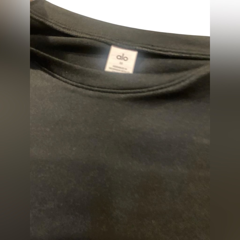 NWT Alo Yoga alosoft cropped finesse short sleeve BLACK Size M - Picture 3 of 5